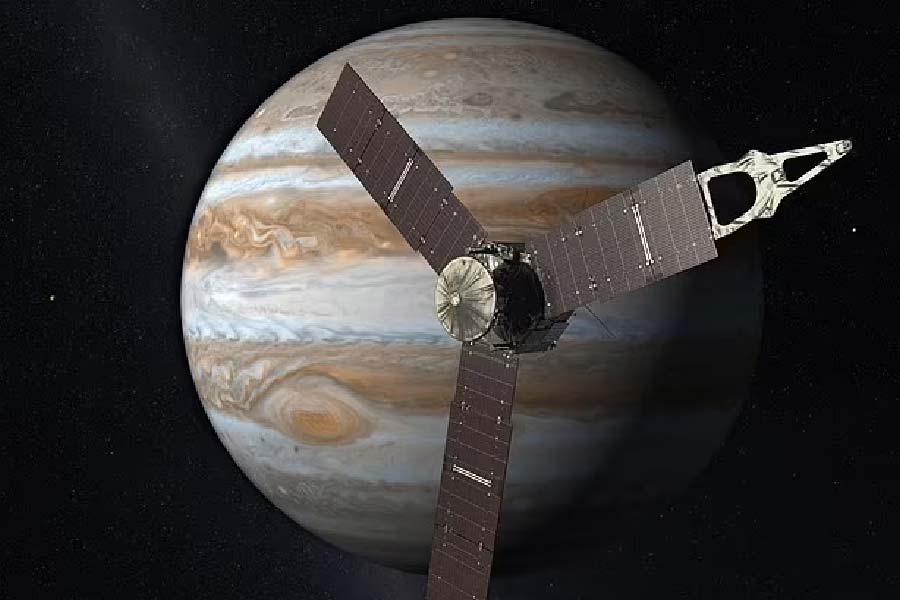 বহু উপগ্রহ গুরুগ্রহকে ঘিরে রয়েছে। বিজ্ঞানীদের পাওয়া পরিসংখ্যান অনুযায়ী, বৃহস্পতির ৮০টি উপগ্রহ এখনও পর্যন্ত আবিষ্কার করা গিয়েছে। সৌরজগতের আর কোনও গ্রহকে কেন্দ্র করে এত সংখ্যক উপগ্রহ প্রদক্ষিণ করে না। 