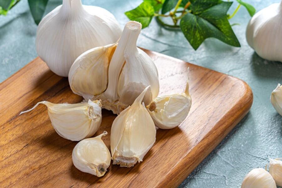 রসুনে রয়েছে অ্যালিসিন নামে এক ধরনের পদার্থ, যা রক্তচাপ নিয়ন্ত্রণে রাখে।