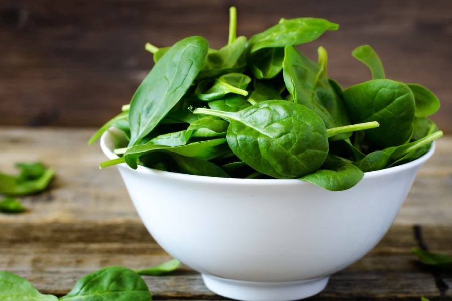 পালং শাকে রয়েছে ম্যাঙ্গানিজ, ফসফরাস, আয়রনের মতো পুষ্টি উপাদান, যা রক্তচাপ নিয়ন্ত্রণে রাখে।