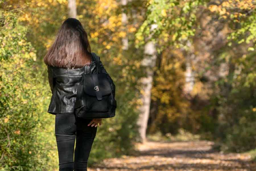 হাঁটতে হাঁটতে সামনেরই একটি পার্কে গিয়েছিল দুই বোন মিলে। কিন্তু পার্কের গেট বন্ধ ছিল। তখন ভোর ৫টা। পার্কের গেটের সামনে এক যুবক বাইক নিয়ে এসে দাঁড়ান। তিনি দুই বোনকে জানান, পার্কের পিছনের দিকের গেট খোলা আছে। প্রতীকী ছবি।