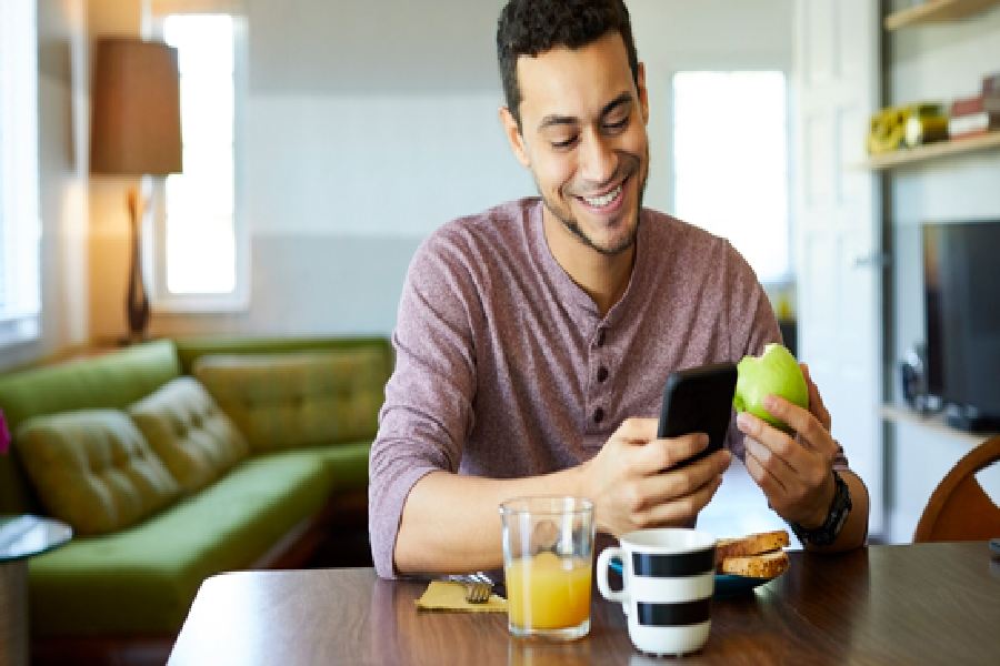 অফিসে চলে গেলে ডায়েট মেনে খাবার খাওয়াটা বেশ কঠিন। 