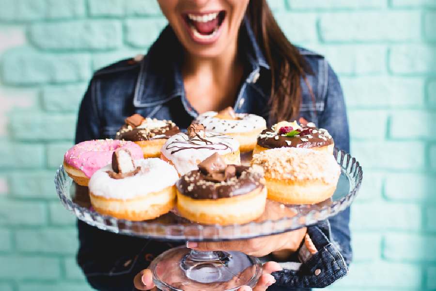 শীতে কেক, পেস্ট্রি, গুড়ের মিষ্টির কারণে মাত্রা ছাড়িয়ে যায় শর্করার মাত্রা।