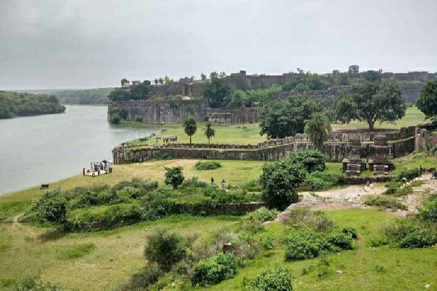 কথিত আছে, শেরগড় দুর্গ পাহাড়ের ধাপে সুড়ঙ্গ কেটে কেটে এমন ভাবে বানানো হয়েছিল যে, বাইরে থেকে কেউ এই দুর্গের উপস্থিতি টের পেতেন না। কিন্তু দুর্গের ভিতর থেকে সব দেখা যেত।
