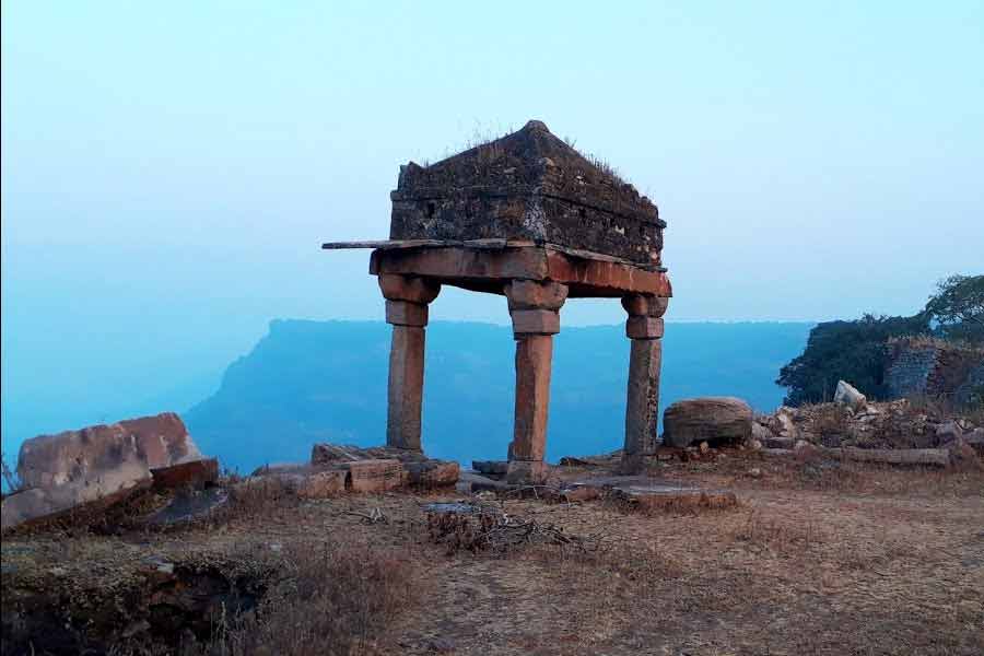 ইতিহাস ঘেঁটে জানা যায়, শেরগড় দুর্গ প্রথমে খাড়ওয়াড় রাজাদের অধীনে ছিল। সেই সময় এই দুর্গের নাম ছিল ভুরকুদা দুর্গ। 