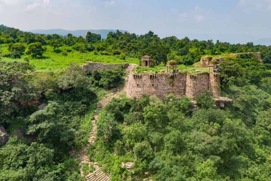 আফগান শাসক শের শাহ সুরি নাকি খারওয়াড়ের রাজাদের কাছ থেকে এই দুর্গ দখল করে নিয়েছিলেন।