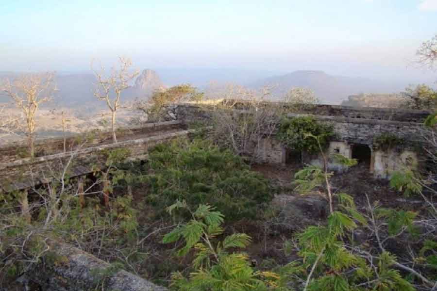 তবে ভিন্ন মতও রয়েছে। কিছু ইতিহাসবিদদের মতে, ১৫৪০ থেকে ১৫৪৫ খ্রিস্টাব্দ সময়কালে শের শাহ সুরি নিজের প্রতিরক্ষার জন্য শেরগড় দুর্গ তৈরি করেছিলেন। 
