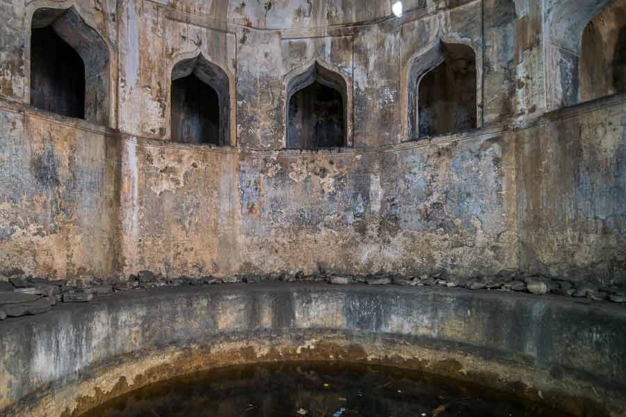 শেরগড় দুর্গ ১৬ বর্গকিলোমিটার এলাকা জুড়ে রয়েছে। নির্মাণের সময় দুর্গের মূল প্রবেশদ্বারে ৮টি গম্বুজ থাকলেও বর্তমানে তার মধ্যে ৫টি অবশিষ্ট। প্রবেশদ্বার থেকে ১ কিলোমিটার ভিতরে ‘রানি পোখরা’ নামে একটি হ্রদও ছিল বলে জানা যায়। 