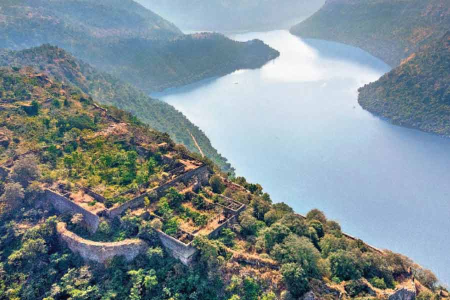 শত্রুদের হামলা থেকে রক্ষা পেতে শের শাহ সুরি শেরগড় দুর্গে আশ্রয় নিতেন। দুর্গের ১০ কিলোমিটার এলাকার মধ্যে শত্রুপক্ষ আসলেই যেন দুর্গের ভিতর থেকে শের শাহের সেনারা দেখতে পান, তেমন ভাবেই তৈরি হয়েছিল দুর্গটি।