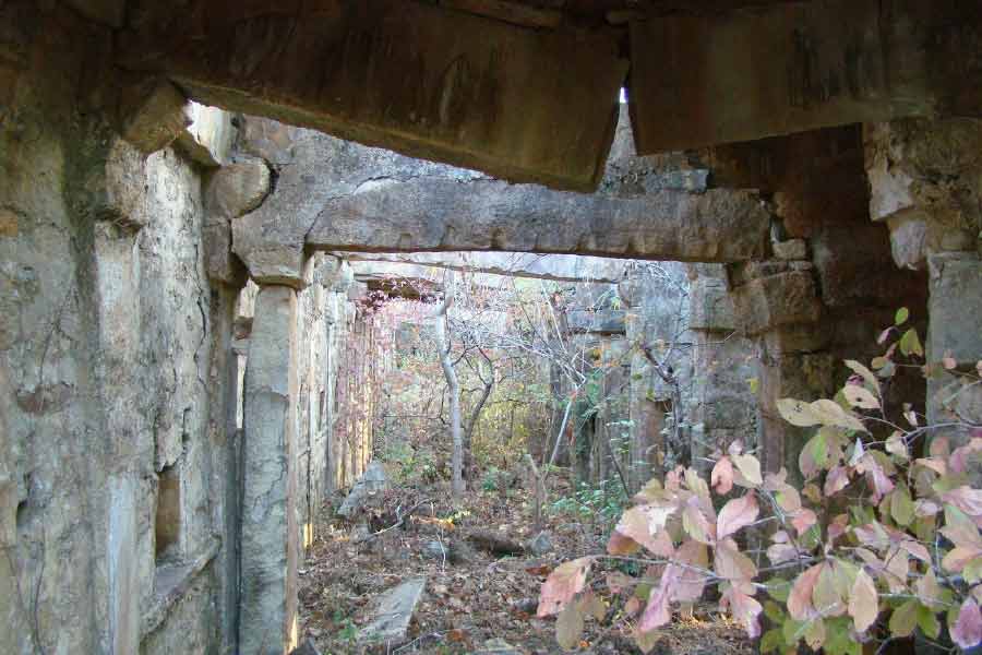 শেরগড় দুর্গের কক্ষগুলি আকারে এতটাই বড় যে, একসঙ্গে এখানে ১০ হাজার লোক থাকতে পারতেন। 