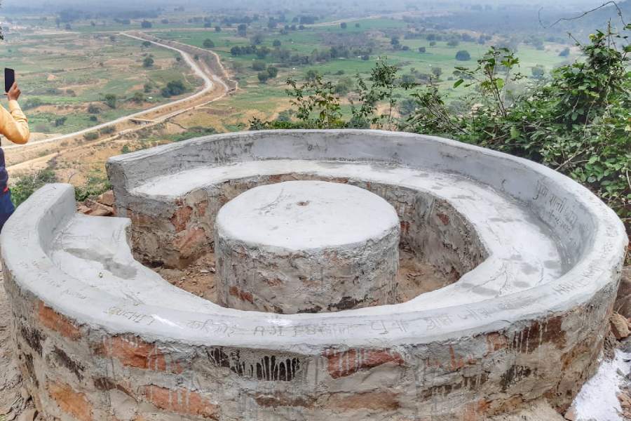 বর্তমানে সমগ্র ইতিহাস নিয়ে ধ্বংসের অপেক্ষা করছে এই দুর্গ। পর্যটকদের অনেকেই এই দুর্গ দেখতে যান। সেখানে গেলে লোকমুখে অনেক গল্প শোনা যায়। ইতিহাসের সঙ্গে তার সংযোগ কতটুকু বলা শক্ত।