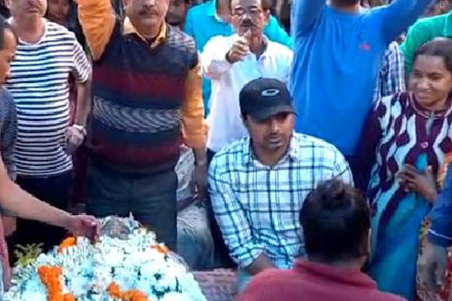 রাজু’র কাঁধে চেপেই  শেষ যাত্রায় তারাপদ অধিকারী, দেবের গ্রামে কান্নার রোল