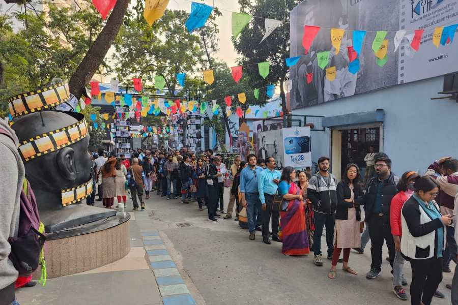 শনিবার দুপুর থেকেই নন্দন চত্বরে বাড়তে থাকে ভিড়। 