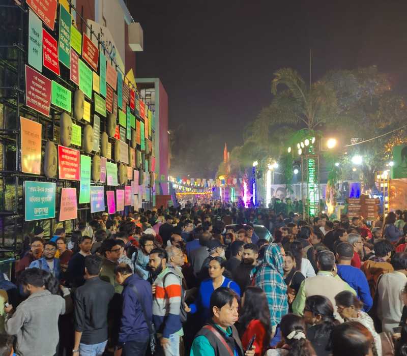 শনিবার সন্ধ্যায় নন্দনে উপচে পড়ল ভিড়। 