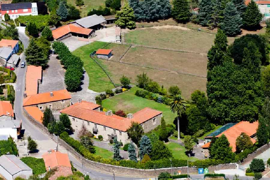 ঘর হো তো অ্যায়সা! ইয়া লম্বা বাড়ি। দূর থেকে দেখে মনে হবে যেন আকাশ ছুঁয়েছে বাড়ির ছাদ। বাড়ির আনাচেকানাচে যেন ছড়িয়ে-ছটিয়ে রয়েছে নানা আমোদের ব্যবস্থা। দেখলে চোখ জুড়িয়ে যাবে আপনার। বাড়িতে রয়েছে বিলাসবহুল ভাবে দিনযাপনের হাজারো ফিরিস্তি। 