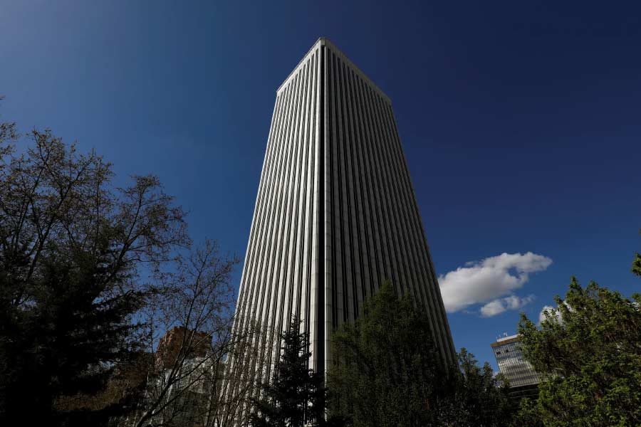 এমন স্বপ্নের বাড়ি কে না চায় বলুন! তবে এই বিলাসবহুল বাড়িতে পা রাখার মতো সাধ্য সকলের নেই। কারণ, বাড়িটির দাম কয়েক কোটি টাকা। এমনই এক বিলাসবহুল বাড়ি কিনে তাক লাগিয়েছেন পোশাক বিপণী ‘জ়ারা’র প্রতিষ্ঠাতা আমানসিও ওর্তেগা।