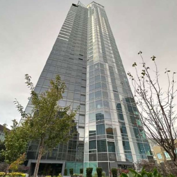 কী কী রয়েছে বাড়িটিতে? বলা ভাল কী নেই বাড়িতে! বিলাসবহুল ছাদ রয়েছে। সেই সঙ্গে প্রতিটি অ্যাপার্টমেন্টে রয়েছে আধুনিকতার ছোঁয়া। রয়েছে পেন্টহাউস। এমনকি, রয়েছে মরূদ্যানও। 