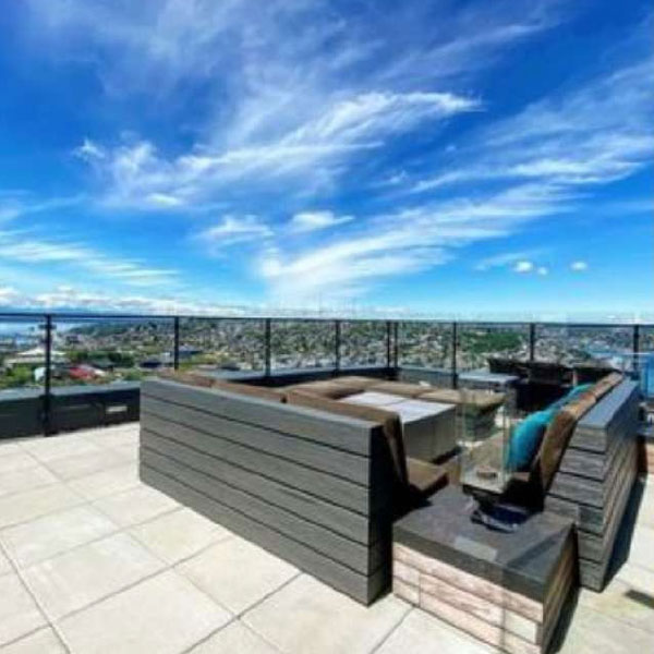 বাড়িটির একাধিক জায়গায় এক টুকরো সবুজের সমারোহ। বিভিন্ন ধরনের গাছ দিয়ে সাজানো  বাড়ির ভিতরে বিভিন্ন জায়গা। একাধিক জায়গায় লন। যেখানে সবুজের মধ্যে হাঁটা যাবে। 