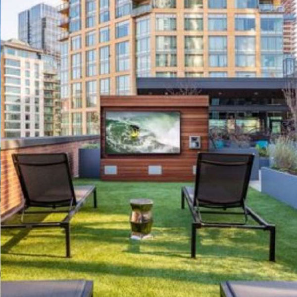 বাড়িতে অত্যাধুনিক সব প্রযুক্তির ব্যবস্থা রয়েছে। যেমন রয়েছে ‘থার্মোস্টেট’ ডিভাইস। যার সাহায্যে ঘরের তাপমাত্রা আপনা থেকেই নিয়ন্ত্রিত হয়। 