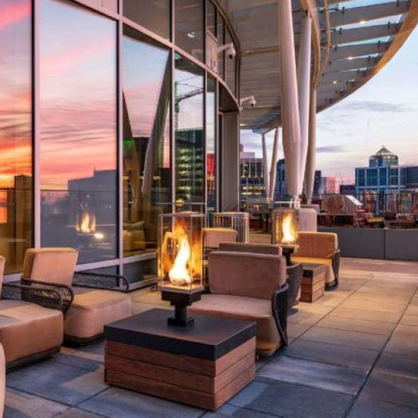 অট্টালিকায় বিলাসবহুল অ্যাপার্টমেন্টগুলিতে রয়েছে ডিশওয়াশার, ওয়াইন ফ্রিজের মতো আধুনিক জীবনযাপনের ব্যবস্থা। সেই সঙ্গে রকমারি আলো দিয়ে সাজানো হয়েছে বাড়ির চারপাশ। রাতের বেলায় ওই সব আলোর রোশনাইয়ে ঝিকমিক করবে গোটা বাড়ি। 