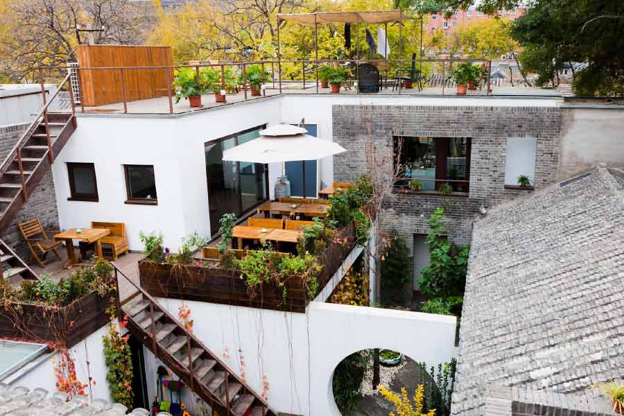 বাড়িটির অন্যতম আকর্ষণ হল ‘রুফটপ’ এলাকা বা ছাদ। এক কাপ চা বা কফির সঙ্গে গা এলিয়ে এখানে বসলে সারা দিনের ক্লান্তি নিমেষে দূর হয়ে যাবে। সেই সঙ্গে ছাদ থেকে চারপাশের শোভা দারুণ ভাবে উপভোগ করা যাবে। 