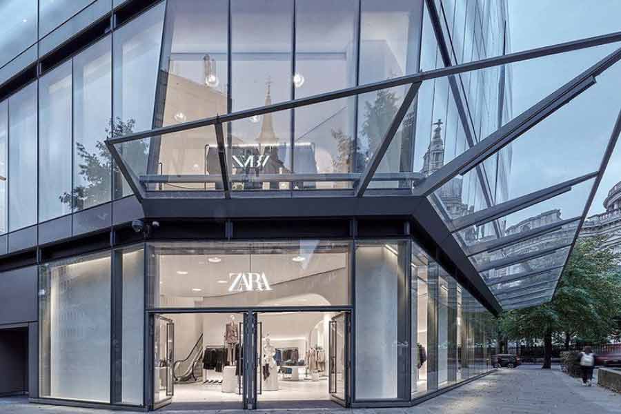 অট্টালিকায় আরও একটি জায়গা আকর্ষণের কেন্দ্রবিন্দুতে। সেটি হল মরূদ্যান। যার নাম দেওয়া হয়েছে ‘দ্য পার্ক’। সেখানে আছে বার্বিকিউ স্টেশন, নিরিবিলিতে বসার ব্যবস্থা ও হাঁটার জায়গা। 