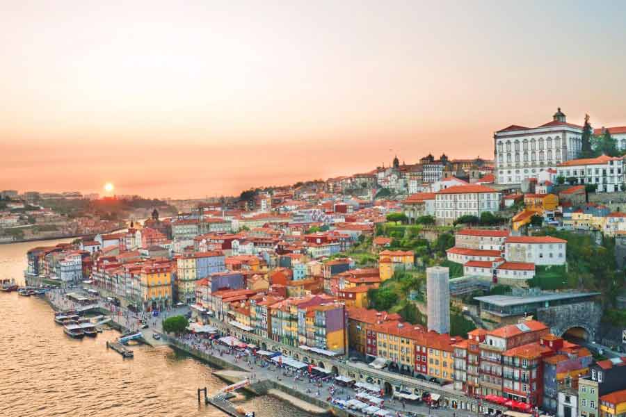 বিলাসবহুল বাড়িতে মিলবে একটি কফি বারও। সেখানেও কফির কাপে চুমুক দিতে দিতে প্রিয়জনদের সঙ্গে সময় কাটানো যাবে। 