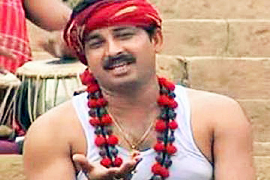 নায়ক: মনোজ তিওয়ারি।