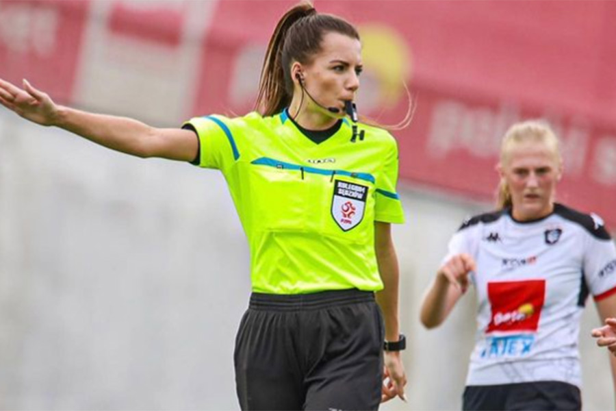 কারোলিনা ফুটবল দুনিয়ায় সব থেকে সুন্দরী রেফারি। ‘সেক্সিয়েস্ট রেফারি’-এর তকমাও রয়েছে তাঁর। এ হেন কারোলিনা কেন এত উচ্ছ্বসিত?