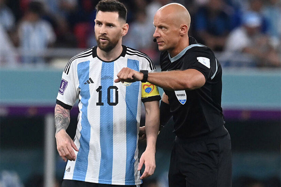 বলা ভাল, মেসি, এমবাপেদের খেলাবেন সাইমন। তিনি বিশ্বকাপ ফাইনালে আর্জেন্তিনা বনাম ফ্রান্স ম্যাচের রেফারি।     