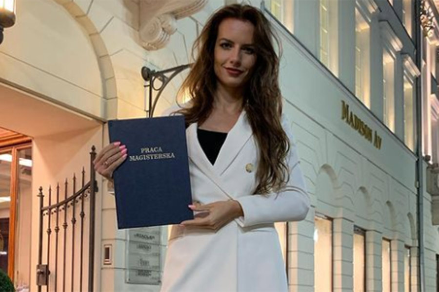 ২৪ বছরের কারোলিনার জন্ম ক্রাকোতে। পোল্যান্ডের বিশ্ববিদ্যালয়ে আইন নিয়ে পড়াশোনা করেছিলেন। পোল্যান্ডের দ্বিতীয় এবং তৃতীয় শ্রেণির ফুটবল ম্যাচে রেফারি হয়েছিলেন কারোলিনা।