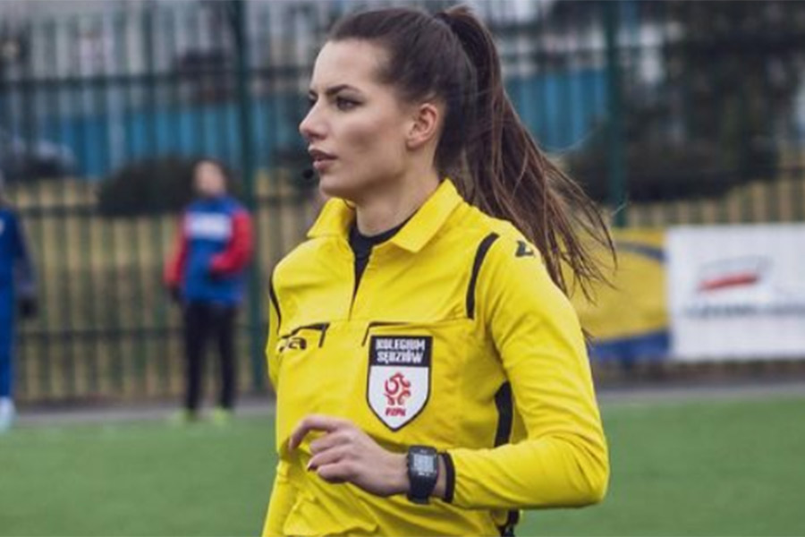 ছোট কারোলিনাকে নিয়ে ফুটবল ম্যাচ দেখতে বসতেন প্রবীণ। বুঝিয়ে দিতেন ম্যাচের নিয়মকানুন। তিনিই ছিলেন কারোলিনার অনুপ্রেরণা।