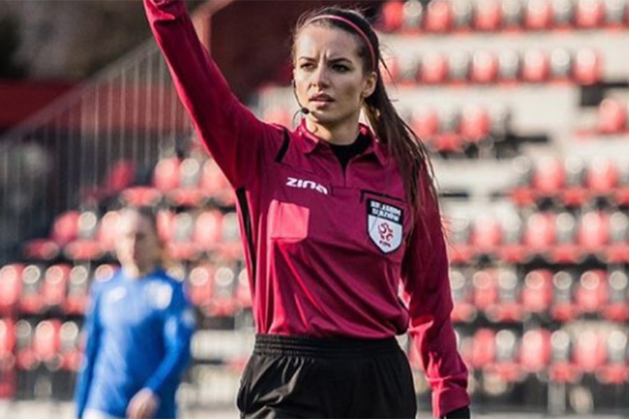 কারোলিনার তখন ১৭ বছর বয়স। রেফারি হওয়ার প্রশিক্ষণ নেওয়া শুরু করেন। পেশাদার একটি কোর্সেও ভর্তি হন। ভেঙে দেন অনেক পুরনো ধারণা। ফুটবল যে শুধুই পুরুষদের জন্য নয়, তা বুঝিয়ে দেন।