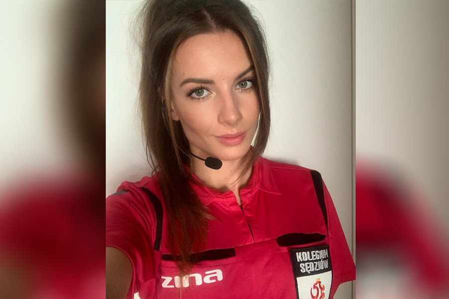 মাঠে খেলাতে নেমে প্রথমেই সংবাদমাধ্যমের নজরে পড়েন কারোলিনা। ‘সান পত্রিকা’ তাঁকে ‘সেক্সিয়েস্ট রেফারি’ ঘোষণা করে। ইনস্টাগ্রামে কারোলিনার ভক্তসংখ্যা এক লক্ষ ৫৯ হাজার।