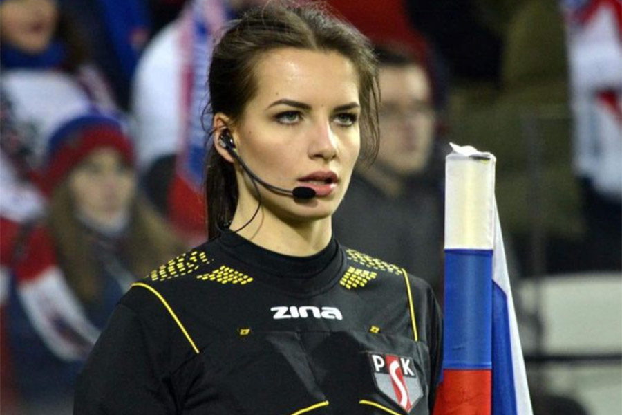 তবে মাঠের ভিতরে কারোলিনা অন্য মানুষ। চরম পেশাদার। প্রত্যেক ম্যাচের আগে মহড়া দেন তিনি। বার বার বিভিন্ন সাক্ষাৎকারে জানিয়েছেন, কাজের ক্ষেত্রে কোনও দল দেখেন না। কোনও দেশের রং দেখেন না।