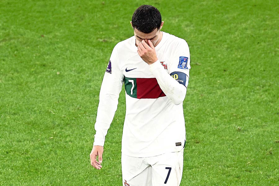 নক্ষত্র: বিশ্বকাপে শেষ ম্যাচ খেলার পর চোখে জল নিয়ে মাঠ ছাড়ছেন ক্রিশ্চিয়ানো রোনাল্ডো।  ডান দিকে, আর্জেন্টিনাকে ফাইনালে তোলার পর লিয়োনেল মেসি। ছবি: গেটি ইমেজেস।