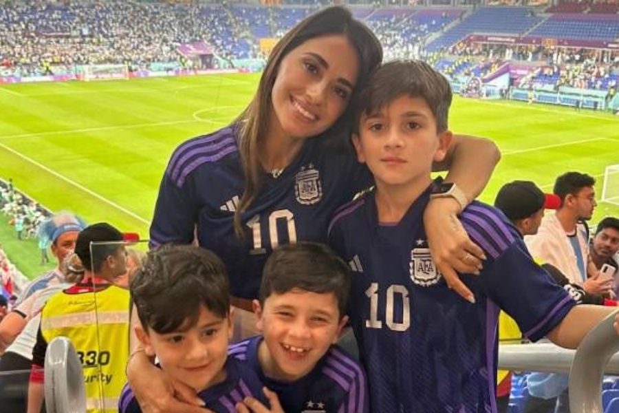 কাতারে তিন ছেলেকে নিয়ে মেসির স্ত্রী আন্তোনেল্লা।