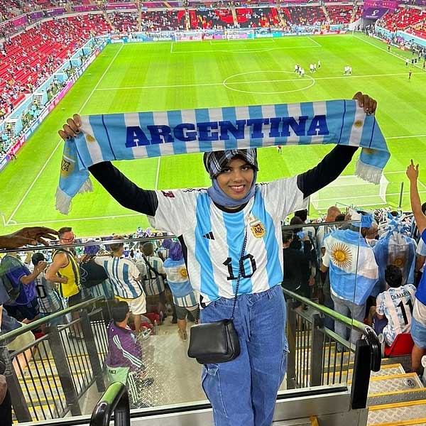 কথা হচ্ছে জুশনা শাহিনকে নিয়ে। কেরলের এই বছর ছাব্বিশের তরুণী লিয়োনেল মেসির অন্ধ ভক্ত। আর্জেন্টিনীয় তারকার খেলা দেখতে পাগলের মতো ভালবাসেন। ২০০৬ থেকে মনে মনে এক আশ্চর্য স্বপ্ন বুনছেন শাহিন। সেই স্বপ্ন এখনও পূরণ হয়নি। কিন্তু এক দিন হবেই, নিশ্চিত তিনি।