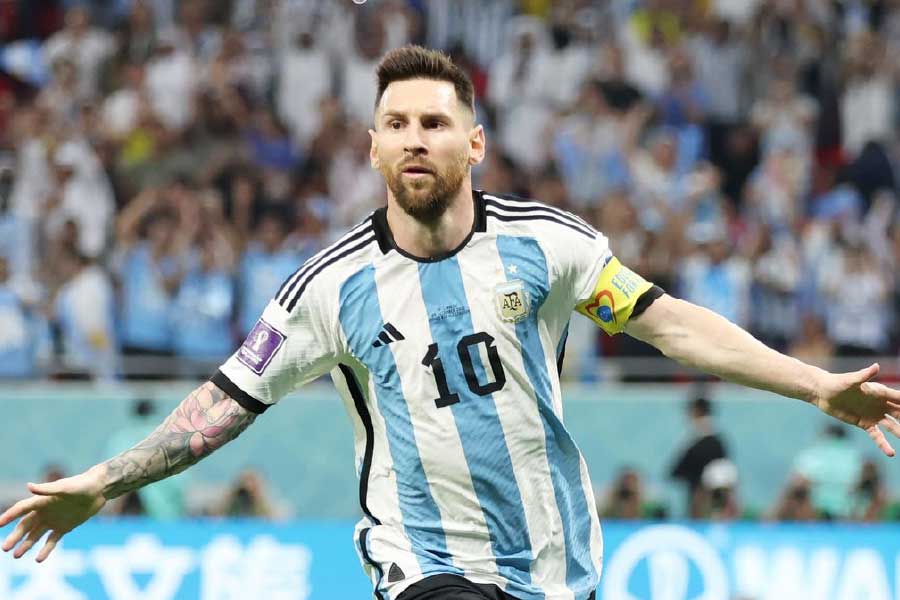 ২০০৫ সালের অগস্ট মাসে আর্জেন্টিনার জাতীয় ফুটবল দলে মেসির অভিষেক হয়। তখনও শাহিন জানতেন না, বহু দূর থেকেই এই ছেলেটি বদলে দিতে যাচ্ছে তাঁর ভবিষ্যৎ।