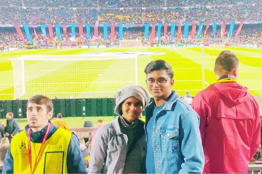 সে দিন থেকে শাহিন বুঝতে পারেন, মেসির সামনে গিয়ে দাঁড়ানোর প্রাথমিক শর্ত ভাষার ব্যবধান দূর করা। এর জন্য সাংবাদিকতাকে পেশা হিসাবে বেছে নিলে যে সুবিধা হবে, তা-ও অনুভব করেন তিনি।