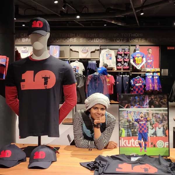 সাংবাদিকতা পড়তে স্পেনে পাড়ি দেন শাহিন। সেখানেই এখন স্বামী, সন্তান নিয়ে তাঁর ভরা সংসার। জীবনে অনেক ওঠাপড়া এসেছে, তবে লক্ষ্য থেকে কখনও সরে আসেননি। মেসির সাক্ষাৎকার নেওয়ার স্বপ্ন কখনও ফিকে হতে দেননি।