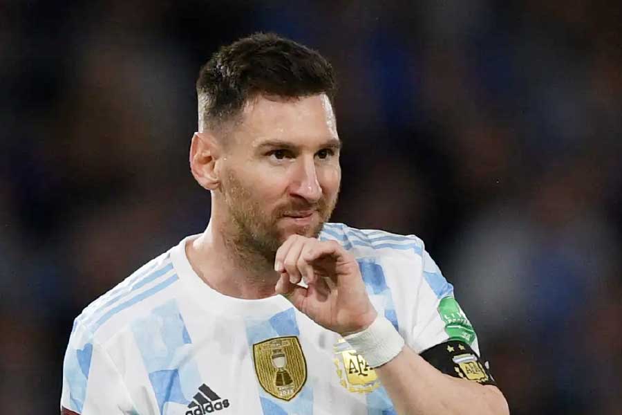 যাত্রার সূত্রপাত ২০০৬ সালে। কিন্তু সেই বিশ্বকাপ জয়ের স্বপ্ন বারবার ভেঙে গিয়েছে। মাঠ ছাড়তে হয়েছে চোখের জলে। কাতারে সেই স্বপ্নের দোরগোড়ায় দাঁড়িয়ে লিয়োলেন মেসি।  