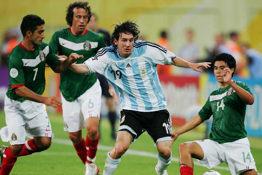 মেসির প্রথম বিশ্বকাপ ২০০৬ সালে। হোসে পেকারম্যানের আর্জেন্টিনার হয়ে সার্বিয়া ও মন্টেনেগ্রোর বিরুদ্ধে পরিবর্ত হয়ে খেলতে নেমেছিলেন। প্রথম ম্যাচে গোলও করেছিলেন। কিন্তু সে বারের বিশ্বকাপে পরিবর্ত হয়েই খেলতে হয়েছিল তাঁকে। কোয়ার্টার ফাইনালে জার্মানির কাছে হেরে বিদায় নিতে হয়েছিল আর্জেন্টিনাকে।