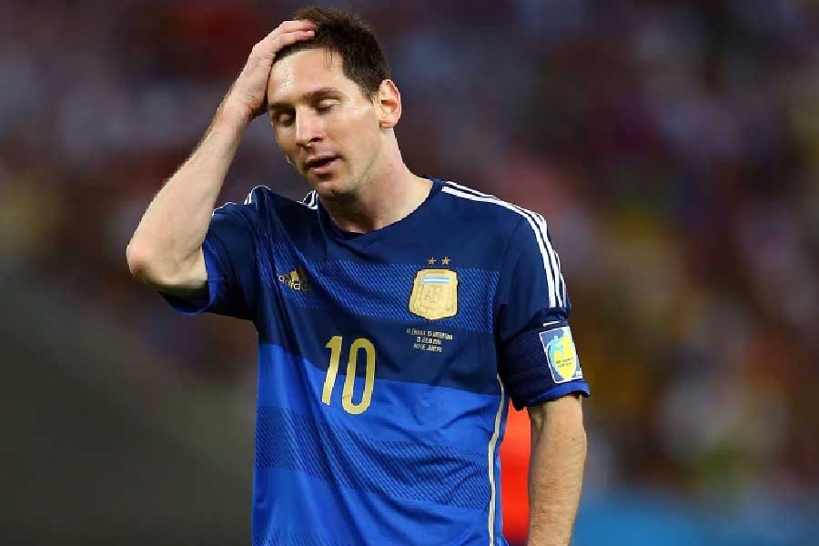 কিন্তু ফাইনালে অতিরিক্ত সময়ের গোলে জার্মানির কাছে হারতে হয়েছিল মেসিদের। বহু প্রতীক্ষিত ট্রফির কাছে গিয়ে ব্যর্থ হতে হয়েছিল তাঁকে।