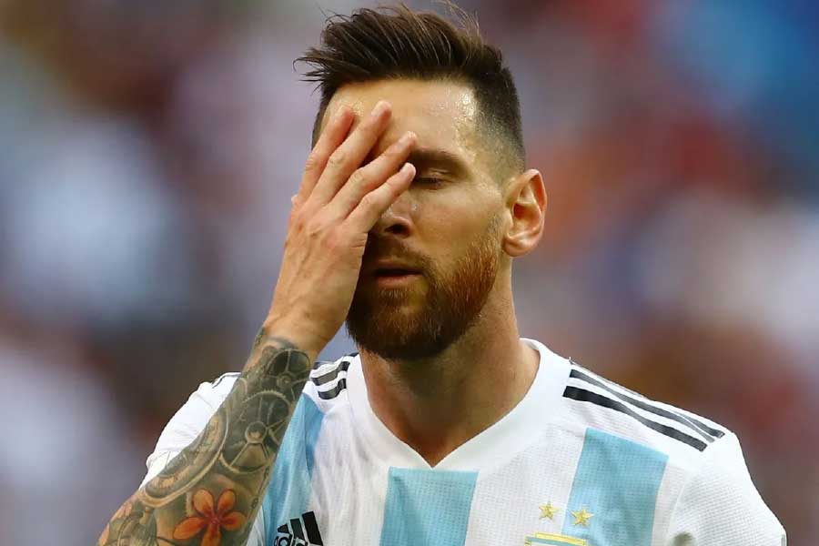 ২০১৮ সালেও ব্যর্থ হয়েছেন মেসি। কোনও রকমে গ্রুপ পর্ব টপকানোর পরে শেষ ষোলোর লড়াইয়ে ফ্রান্সের সামনে পড়েছিলেন তাঁরা। এমবাপে ঝড়ে তছনছ হয়ে গিয়েছিল আর্জেন্টিনার রক্ষণ। সে অর্থে গত বারের প্রি-কোয়ার্টার ফাইনালে হারের বদলা নেওয়ার সুযোগ আছে এ বারের ফাইনালে।