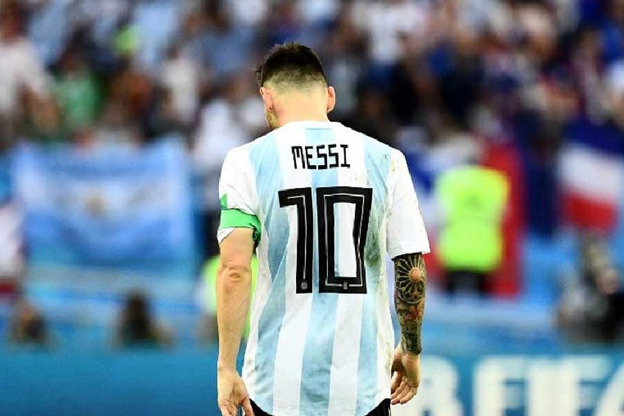 দেশের হয়ে ট্রফি না পাওয়ার যন্ত্রণা শুরু থেকেই তাড়া করেছে মেসিকে। তা সে বিশ্বকাপই হোক বা কোপা আমেরিকা। তিন-তিন বার কোপা আমেরিকার ফাইনালে উঠেও খালি হাতেই মাঠ ছাড়তে হয়েছে তাঁকে।