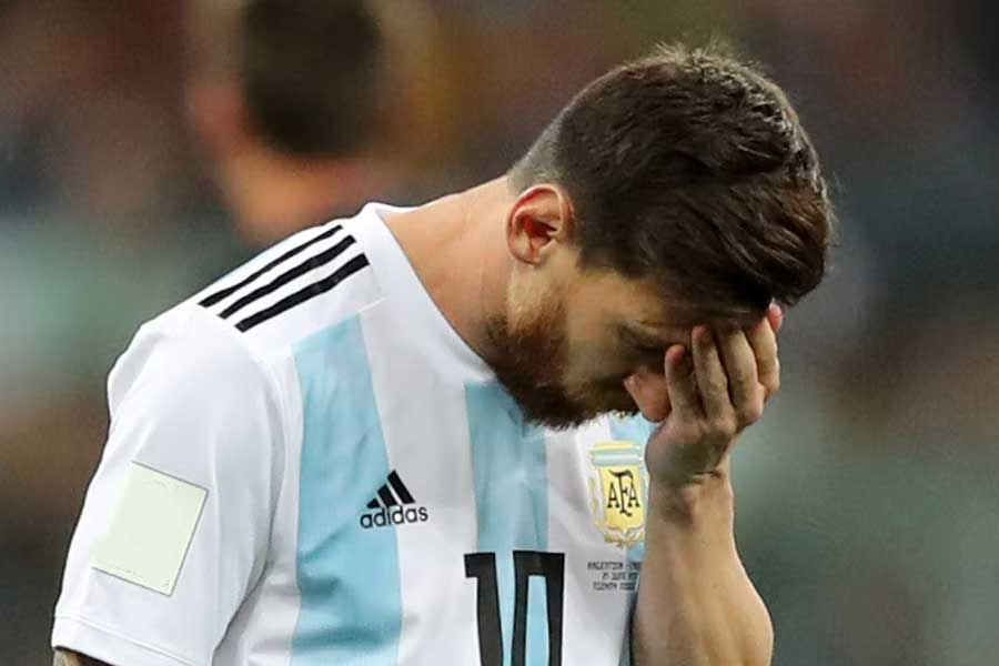 ২০০৭ সালে প্রথম বার কোপা আমেরিকার ফাইনাল খেলেন মেসি। ব্রাজ়িলের বিরুদ্ধে। সেই ম্যাচে ৩ গোলে হেরেছিলেন নীল-সাদারা। ২০১৫ এবং ২০১৬ সালেও ফাইনালে ওঠে মেসির দল। দু’বারই প্রতিপক্ষ ছিল চিলি। দু’বারই পেনাল্টিতে হারতে হয়েছে আর্জেন্টিনাকে।