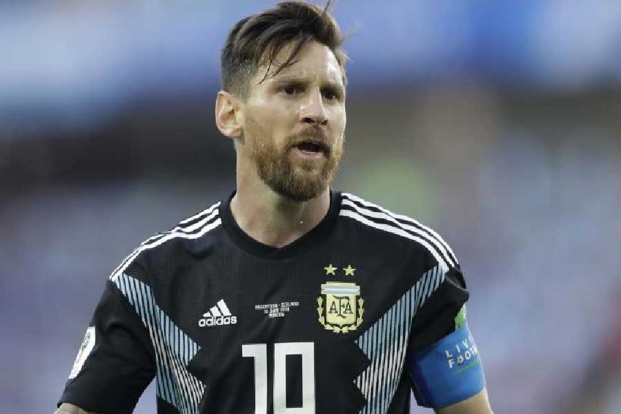 ২০০৭ সালে প্রথম বার কোপা আমেরিকার ফাইনাল খেলেন মেসি। ব্রাজ়িলের বিরুদ্ধে। সেই ম্যাচে ৩ গোলে হেরেছিলেন নীল-সাদারা। ২০১৫ এবং ২০১৬ সালেও ফাইনালে ওঠে মেসির দল। দু’বারই প্রতিপক্ষ ছিল চিলি। দু’বারই পেনাল্টিতে হারতে হয়েছে আর্জেন্টিনাকে।