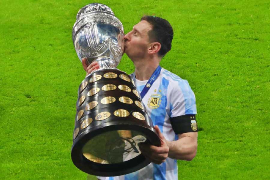 শাপমোচন ঘটে সেই মারাকানায়, যেখানে ২০১৪ সালে স্বপ্নের দরজায় পৌঁছেও বিশ্বকাপ ছুঁতে পারেনি মেসি। সাত বছর পর ২০২১ সালে কোপা আমেরিকায় জয়ই মেসির প্রথম স্বপ্নপূরণ। ২৮ বছরের অপেক্ষার অবসান আর্জেন্টিনারও।