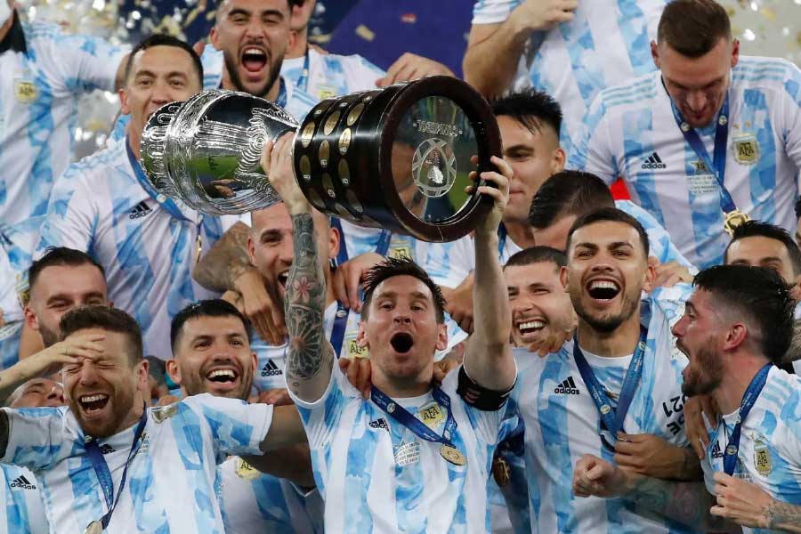 ঘটনাচক্রে, ১৯৮৬ সালে মারাদোনা আর্জেন্টিনাকে বিশ্বসেরা করতে পারলেও কখনও কোপা আমেরিকায় চ্যাম্পিয়ন করতে পারেননি। উত্তরসূরি মেসি পেরেছেন। 