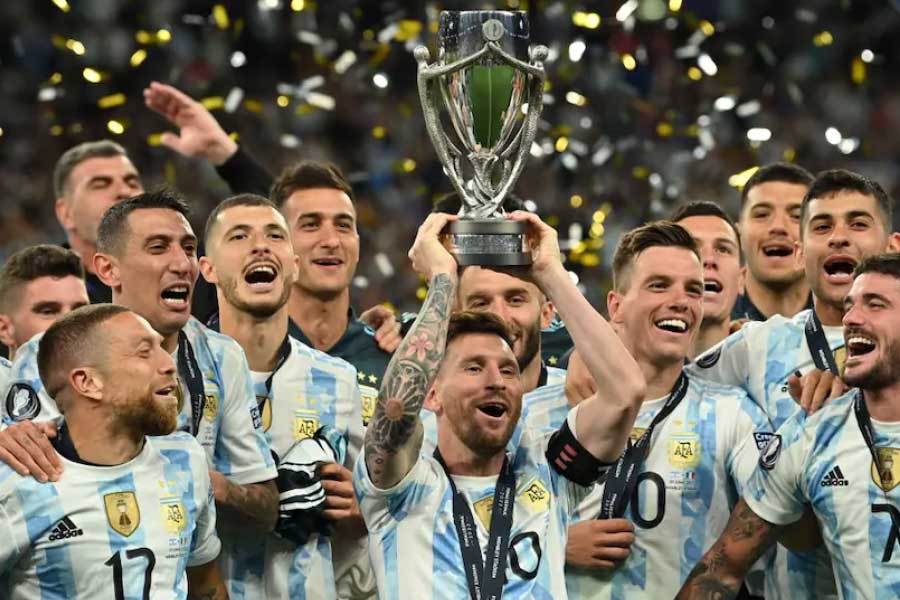 আর্জেন্টিনার জার্সিতে মেসির দ্বিতীয় ট্রফি জয় চলতি বছরের ফিনালিসিমায়। রক্ষণের দর্প চূর্ণ করে ইটালিকে ৩-০ গোলে হারিয়ে ম্যাচের নায়ক হন মেসি। 